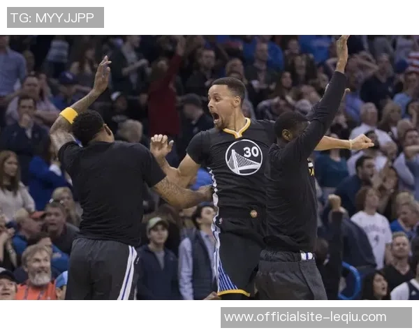 勇士对阵雷霆库里绝杀精彩瞬间回顾及赛后分析